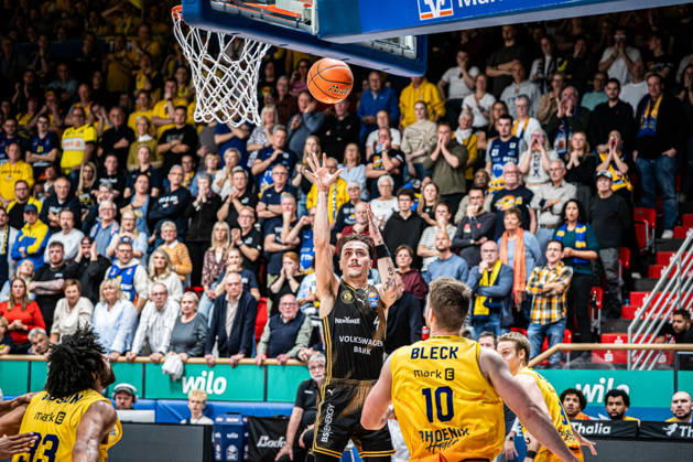 easyCredit BBL Phoenix Hagen vs. Basketball Löwen Braunschweig, Hagen, October 25, 2026, Ischelandhalle, Hagen: Gian Aydinoglu 4, Basketball Löwen Braunschweig, point guard taking a shot in the easyCredit BBL game between Phoenix Hagen and Basketball Löwen Braunschweig, Hagen, October 25, 2026, Ischelandhalle, Hagen Copyright: xBEAUTIFULxSPORTS Piepenstockx