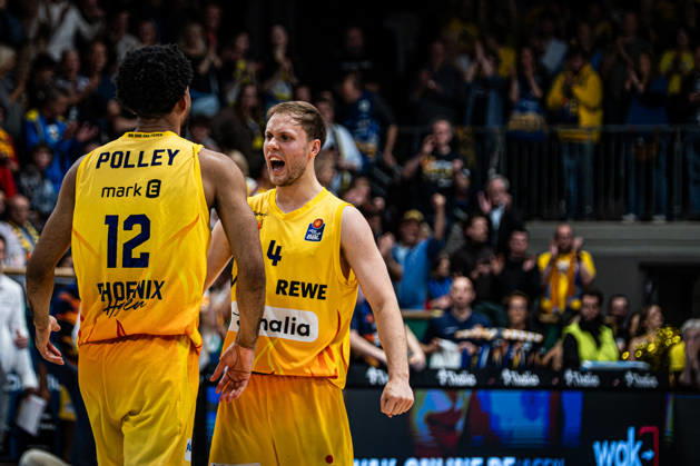 easyCredit BBL Phoenix Hagen vs. Basketball Löwen Braunschweig, Hagen, October 25, 2026, Ischelandhalle, Hagen: Tyler Polley (12), Phoenix Hagen (SF), and Bjarne Kraushaar (4), Phoenix Hagen (PG), celebrate after a successful basket. easyCredit BBL Phoenix Hagen vs. Basketball Löwen Braunschweig, Hagen, October 25, 2026, Ischelandhalle, Hagen Copyright: xBEAUTIFULxSPORTS Piepenstockx