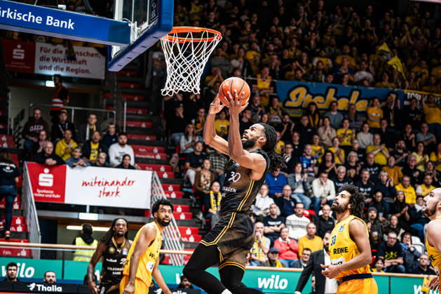 easyCredit BBL Phoenix Hagen vs. Basketball Löwen Braunschweig, Hagen, October 25, 2026, Ischelandhalle Hagen: Chip Flanigan 30, Basketball Löwen Braunschweig, small forward on a layup; easyCredit BBL Phoenix Hagen vs. Basketball Löwen Braunschweig, Hagen, October 25, 2026, Ischelandhalle Hagen Copyright: xBEAUTIFULxSPORTS Piepenstockx