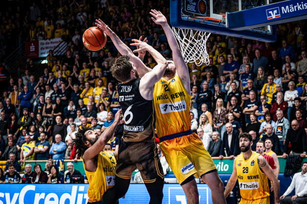 easyCredit BBL Phoenix Hagen vs. Basketball Löwen Braunschweig, Hagen, October 25, 2026, Ischelandhalle, Hagen: Tim Uhlemann 21, Phoenix Hagen, PF, blocks Ferdinand Zylka 6, Basketball Löwen Braunschweig, SG; easyCredit BBL: Phoenix Hagen vs. Basketball Löwen Braunschweig, Hagen, October 25, 2026, Ischelandhalle, Hagen Copyright: xBEAUTIFULxSPORTS Piepenstockx