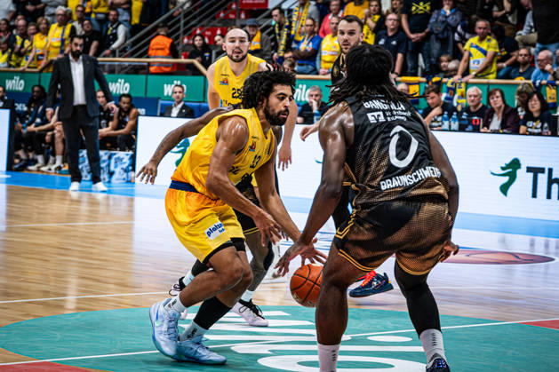 easyCredit BBL Phoenix Hagen vs. Basketball Löwen Braunschweig, Hagen, October 25, 2026, Ischelandhalle, Hagen: Trenton Gibson 33, Phoenix Hagen, SG drives to the basket against Zaba Bangala 0, Basketball Löwen Braunschweig, C; easyCredit BBL Phoenix Hagen vs. Basketball Löwen Braunschweig, Hagen, October 25, 2026, Ischelandhalle, Hagen Copyright: xBEAUTIFULxSPORTS Piepenstockx