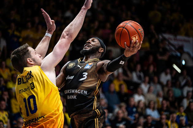easyCredit BBL Phoenix Hagen vs. Basketball Löwen Braunschweig, Hagen, October 25, 2026, Ischelandhalle, Hagen: Jour Reaves 3, Basketball Löwen Braunschweig, PG on a layup, defended by Fabian Bleck 10, Phoenix Hagen, PF; easyCredit BBL Phoenix Hagen vs. Basketball Löwen Braunschweig, Hagen, October 25, 2026, Ischelandhalle, Hagen Copyright: xBEAUTIFULxSPORTS Piepenstockx