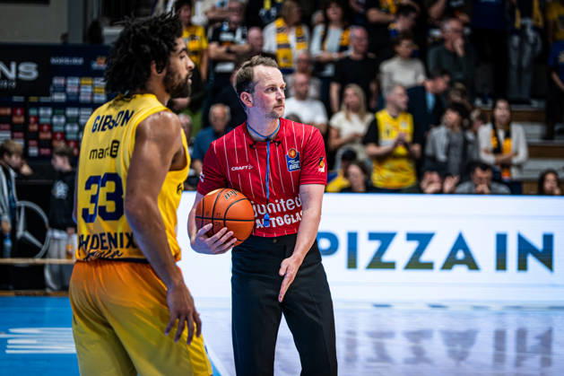 easyCredit BBL Phoenix Hagen vs. Basketball Löwen Braunschweig, Hagen, October 25, 2026, Ischelandhalle Hagen Referees in Pinktober jerseys easyCredit BBL Phoenix Hagen vs. Basketball Löwen Braunschweig, Hagen, October 25, 2026, Ischelandhalle Hagen Copyright: xBEAUTIFULxSPORTS Piepenstockx