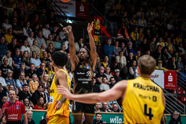 easyCredit BBL Phoenix Hagen vs. Basketball Löwen Braunschweig, Hagen, October 25, 2026, Ischelandhalle Hagen: Tajh Green 55, Basketball Löwen Braunschweig, PF with a three-pointer; easyCredit BBL Phoenix Hagen vs. Basketball Löwen Braunschweig, Hagen, October 25, 2026, Ischelandhalle Hagen Copyright: xBEAUTIFULxSPORTS Piepenstockx