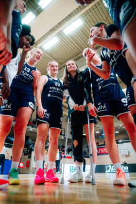 BB 1BL Halfit Lions vs. Herner TC: Nicole Brochlitz of the Halfit Lions poses with her team after the game during the 2026–2027 season of the DBBL Toyota Women s Basketball Bundesliga between the Halfit Lions and Herner TC at the SWH Arena on October 25, 2026, in Halle Saale, Saxony-Anhalt, Germany