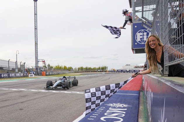 Formula One United States Grand Prix - Race epaselect WNBA, Basketball Damen, USA player Sophie Cunningham waves the checkered flag as Mercedes driver Andrea Kimi Antonelli of Italy wins the 2026 Formula 1 United States Grand Prix at the Circuit of the Americas, in Austin, Texas, USA, 25 October 2026. AUSTIN TEXAS United States  Copyright: xDUSTINxSAFRANEKx