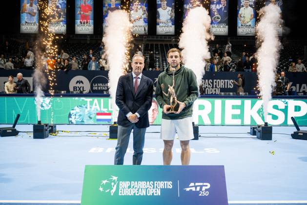 Michael Anseeuw (CEO BNP Paribas), Tallon Griekspoor of the Netherlands pictured after the European Open ATP, Tennis Herren tennis tournament in Brussels, on Sunday 25 October 2026. This year s edition of the tournament is taking place from 17 to 25 October JASPERxJACOBS  x191048344x