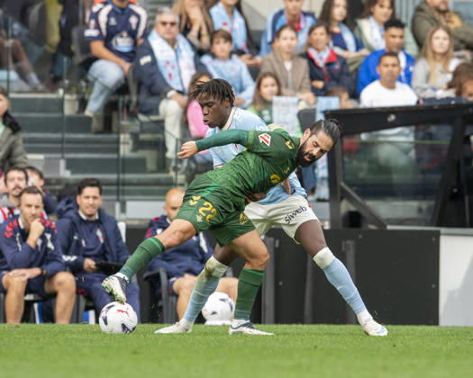 R.C. Celta vs. Real Betis, La Liga EA Sports,Matchday 10: Isco of Real Betis and Moriba of RC Celta battle for the ball during Matchday 10 of La Liga EA Sports: RC Celta vs. Real Betis on October 25, 2026, at Abanca Balaidos Stadium in Vigo, Pontevedra, Spain Copyright: xLuisxlorenzox