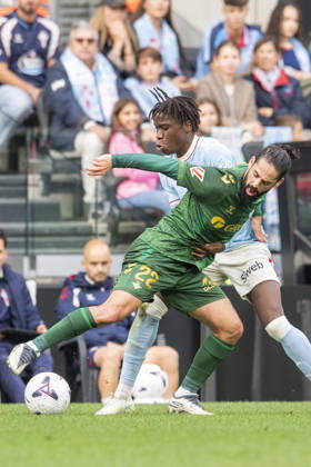 RC Celta vs. Real Betis in La Liga EA Sports,Matchday 10: Isco of Real Betis and Iliax Moriba of RC Celta battle for the ball during Matchday 10 of La Liga EA Sports: RC Celta vs. Real Betis on October 25, 2026, at Abanca Balaidos Stadium in Vigo, Pontevedra, Spain Copyright: xLuisxlorenzox