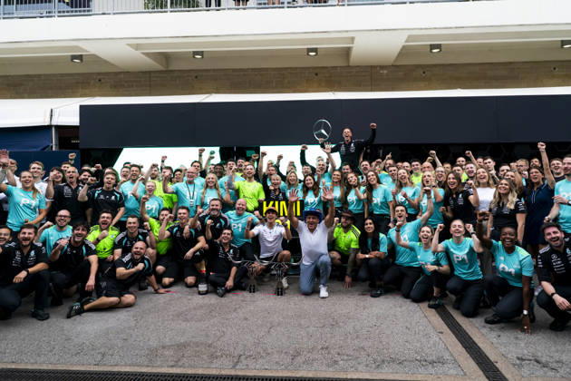 Mercedes-AMG Petronas take a team photo following Italian Formula One driver Andrea Kimi Antonelli s win at the Formula One United States Grand Prix at the Circuit of the Americas in Austin, Texas on Sunday, October 25, 2026.  AUS2026102552 GREGxNASH