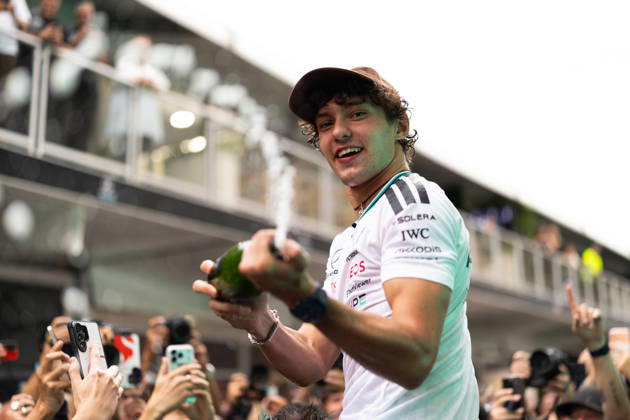 F1 - UNITED STATES GRAND PRIX 2026 KIMI ANTONELLI Andrea (ita), Mercedes AMG F1 Team W16, portrait, team celebration during the 2026 Formula 1 United States Grand Prix, 18th round of the 2026 Formula One World Championship, WM, Weltmeisterschaft from October 23 to 25, 2026 on the Circuit of the America, in Austin, Texas, United States of America - AustinUnited States Copyright: xAndrà xFerreirax