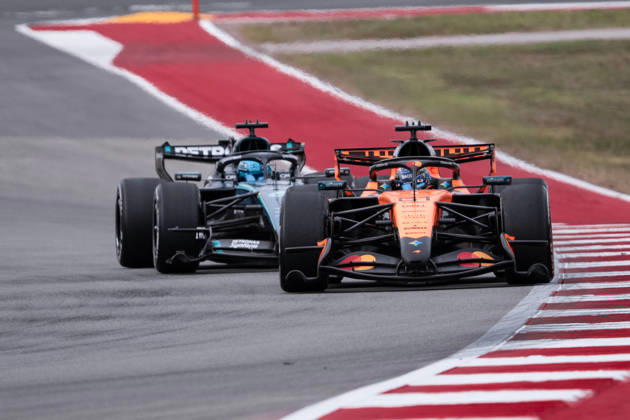 AUSTIN, UNITED STATES, OCT 25: Oscar Piastri of Australia driving the (81) McLaren Mastercard Formula 1 Team MCL40 (R) and George Russell of Great Britain driving the (63) Mercedes AMG PETRONAS F1 Team F1 W17 (L) during the F1 Grand Prix of United States at Circuit of The Americas on October 25, 2026 in Austin, Texas (photo by Richard Callis Sports Press Photo) Copyright: xRichardxCallis SportsxPressxPhotox Sportspressphoto_SPR268394
