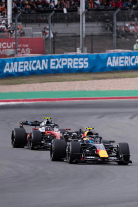 AUSTIN, UNITED STATES, OCT 25: Isack Hadjar of France driving the (6) Oracle Red Bull Racing RB22 (R) and Lewis Hamilton of Great Britain driving the (44) Scuderia Ferrari HP SF-26 (L) during the F1 Grand Prix of United States at Circuit of The Americas on October 25, 2026 in Austin, Texas (photo by Richard Callis Sports Press Photo) Copyright: xRichardxCallis SportsxPressxPhotox Sportspressphoto_SPR268406
