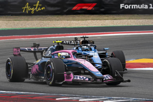 Argentine Formula One driver Franco Colapinto of Alpine F1 Team and Thai Formula One driver Alex Albon of Williams Racing battle during the Formula One United States Grand Prix at the Circuit of the Americas in Austin, Texas on Sunday, October 25, 2026.  AUS2026102579 GREGxNASH