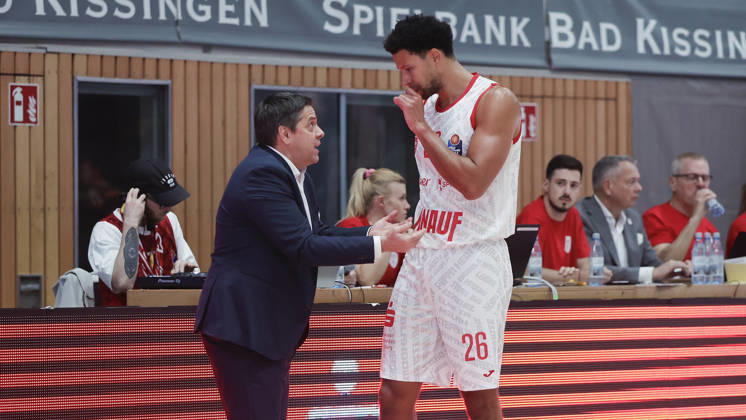 Pictured from left: Head Coach Sasa Filipovski of the Würzburg Baskets and Marvin Ogunsipe of the Würzburg Baskets, 26, discussing the game on October 26, 2026,Fitness First Würzburg Baskets vs. NINERS Chemnitz, easyCredit BBL, Matchday 6, Germany, 97072, tectake Arena Würzburg, Copyright: HMBxMedia xJulienxBecker