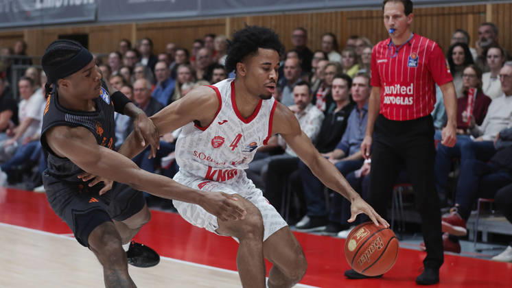 Pictured from left: Stefan Smith of the NINERS Chemnitz (2) against Sam Griffin of the Würzburg Baskets (4) with the ball, October 26, 2026,Fitness First Würzburg Baskets vs. NINERS Chemnitz, easyCredit BBL, Matchday 6, Germany, 97072, tectake Arena Würzburg, Copyright: HMBxMedia xJulienxBecker