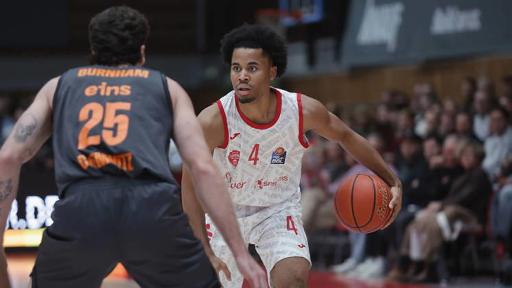Pictured from left: Ben Burnham of the NINERS Chemnitz, 25, against Sam Griffin of the Würzburg Baskets, 4, with the ball, October 26, 2026,Fitness First Würzburg Baskets vs. NINERS Chemnitz, easyCredit BBL, Matchday 6, Germany, 97072, tectake Arena Würzburg, Copyright: HMBxMedia xJulienxBecker