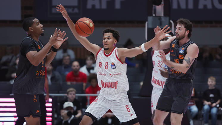 Pictured from left: Nighael Ceaser (NINERS Chemnitz), 22, with the ball; Brandon Tischler (Wuerzburg Baskets), 8; Charles Thompson (Wuerzburg Baskets), 32; and Ben Burnham (NINERS Chemnitz), 25. 26 10 2026,Fitness First Würzburg Baskets vs. NINERS Chemnitz, easyCredit BBL, Matchday 6, Germany, 97072, tectake Arena Würzburg, Copyright: HMBxMedia xJulienxBecker
