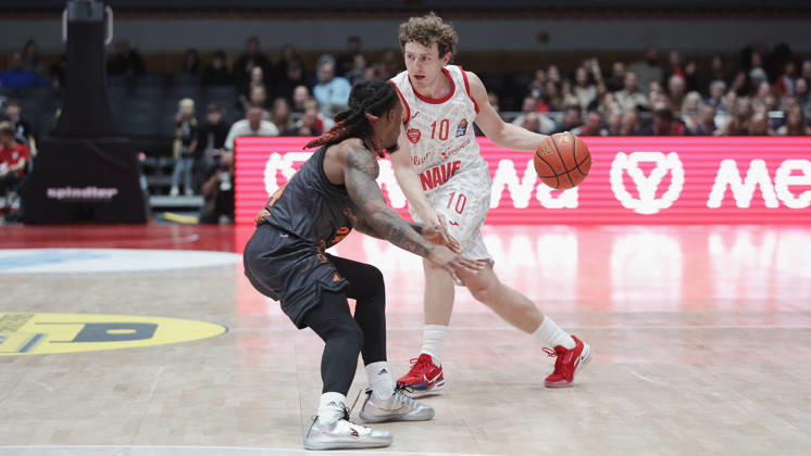 Pictured from left: Cobe Williams of the NINERS Chemnitz, 24, against Calvin Wishart of the Wuerzburg Baskets, 10, with the ball on October 26, 2026,Fitness First Würzburg Baskets vs. NINERS Chemnitz, easyCredit BBL, Matchday 6, Germany, 97072, tectake Arena Würzburg, Copyright: HMBxMedia xJulienxBecker