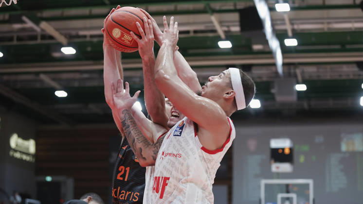 Pictured from left: Mateo Seric of the NINERS Chemnitz, 21, Ben Burnham of the NINERS Chemnitz, 25, and Max Jones of the Würzburg Baskets, 2, in a battle for rebounds on October 26, 2026,Fitness First Würzburg Baskets vs. NINERS Chemnitz, easyCredit BBL, Matchday 6, Germany, 97072, tectake Arena Würzburg, Copyright: HMBxMedia xJulienxBecker