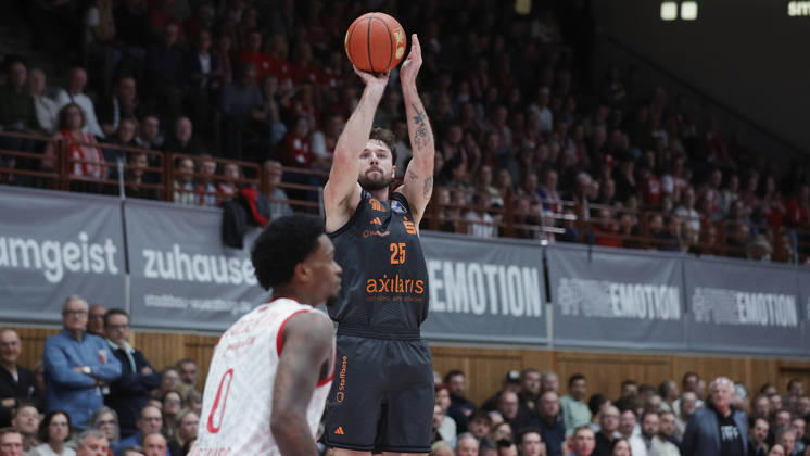 Pictured from left: Eddie Colbert III of the Würzburg Baskets, No. 0, and Ben Burnham of the NINERS Chemnitz, No. 25, making a three-pointer on October 26, 2026,Fitness First Würzburg Baskets vs. NINERS Chemnitz, easyCredit BBL, Matchday 6, Germany, 97072, tectake Arena Würzburg, Copyright: HMBxMedia xJulienxBecker