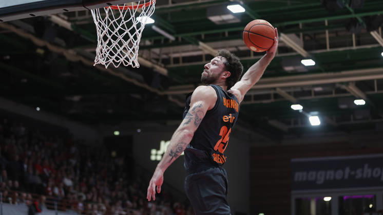 Pictured: Ben Burnham of the NINERS Chemnitz, age 25, making a dunk on October 26, 2026,Fitness First Würzburg Baskets vs. NINERS Chemnitz, easyCredit BBL, Matchday 6, Germany, 97072, tectake Arena Würzburg, Copyright: HMBxMedia xJulienxBecker