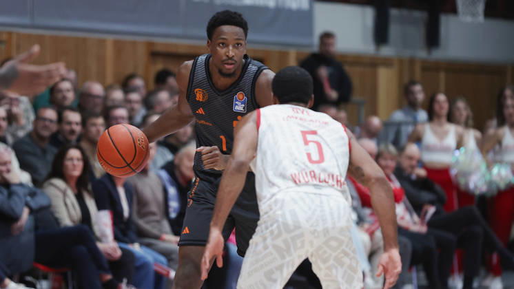 Pictured from left: Phlandrous Fleming Jr. of the NINERS Chemnitz, No. 1, with the ball against Kenny Dye of the Würzburg Baskets, May 26, 2026,Fitness First Würzburg Baskets vs. NINERS Chemnitz, easyCredit BBL, Matchday 6, Germany, 97072, tectake Arena Würzburg, Copyright: HMBxMedia xJulienxBecker