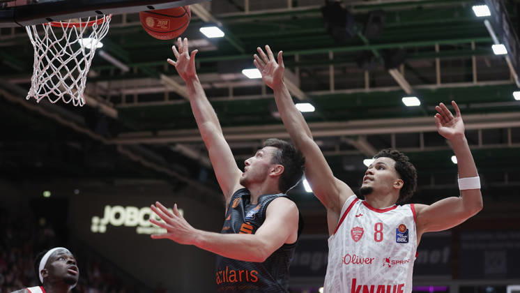 Pictured from left: Charles Thompson of the Würzburg Baskets, 32, and Ryan Mikesell of the NINERS Chemnitz, 33, making a layup against Brandon Tischler of the Würzburg Baskets, 8, on October 26, 2026,Fitness First Würzburg Baskets vs. NINERS Chemnitz, easyCredit BBL, Matchday 6, Germany, 97072, tectake Arena Würzburg, Copyright: HMBxMedia xJulienxBecker
