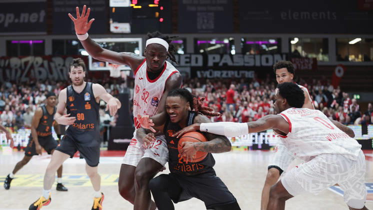 Pictured from left: Charles Thompson of the Würzburg Baskets, 32; Cobe Williams of the NINERS Chemnitz, 24, making a layup; and Eddie Colbert III of the Würzburg Baskets, 0 26 10 2026,Fitness First Würzburg Baskets vs. NINERS Chemnitz, easyCredit BBL, Matchday 6, Germany, 97072, tectake Arena Würzburg, Copyright: HMBxMedia xJulienxBecker