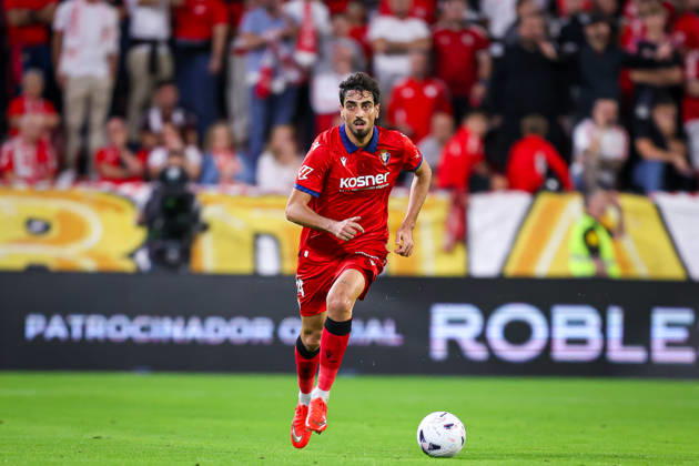 Sevilla FC v Club Atletico Osasuna- LaLiga EA Sports SEVILLA, SPAIN - OCTOBER 26: Alejandro Catena of CA Osasuna runs with the ball during the LaLiga EA Sports 2026 27 match between Sevilla FC and Club Atletico Osasuna at Ramon Sanchez Pizjuan Stadium on October 26, 2026 in Sevilla, Spain. (Photo by Rafael Roman Photo Players Images Magara Press) Sevilla Ramon Sanchez Pizjuan Stadium Spain Copyright: xRafaelxRomanx