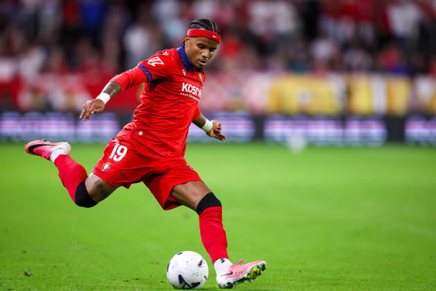 Sevilla FC v Club Atletico Osasuna- LaLiga EA Sports SEVILLA, SPAIN - OCTOBER 26: Valentin Rosier of CA Osasuna passes the ball during the LaLiga EA Sports 2026 27 match between Sevilla FC and Club Atletico Osasuna at Ramon Sanchez Pizjuan Stadium on October 26, 2026 in Sevilla, Spain. (Photo by Rafael Roman Photo Players Images Magara Press) Sevilla Ramon Sanchez Pizjuan Stadium Spain Copyright: xRafaelxRomanx