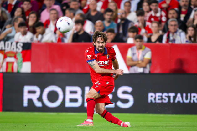 Sevilla FC v Club Atletico Osasuna- LaLiga EA Sports SEVILLA, SPAIN - OCTOBER 26: Moi Gomez of CA Osasuna passes the ball during the LaLiga EA Sports 2026 27 match between Sevilla FC and Club Atletico Osasuna at Ramon Sanchez Pizjuan Stadium on October 26, 2026 in Sevilla, Spain. (Photo by Rafael Roman Photo Players Images Magara Press) Sevilla Ramon Sanchez Pizjuan Stadium Spain Copyright: xRafaelxRomanx