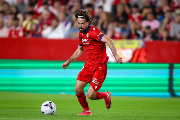 Sevilla FC v Club Atletico Osasuna- LaLiga EA Sports SEVILLA, SPAIN - OCTOBER 26: Moi Gomez of CA Osasuna runs with the ball during the LaLiga EA Sports 2026 27 match between Sevilla FC and Club Atletico Osasuna at Ramon Sanchez Pizjuan Stadium on October 26, 2026 in Sevilla, Spain. (Photo by Rafael Roman Photo Players Images Magara Press) Sevilla Ramon Sanchez Pizjuan Stadium Spain Copyright: xRafaelxRomanx