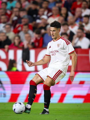 Sevilla FC v Club Atletico Osasuna- LaLiga EA Sports SEVILLA, SPAIN - OCTOBER 26: Andres Castrin of Sevilla FC passes the ball during the LaLiga EA Sports 2026 27 match between Sevilla FC and Club Atletico Osasuna at Ramon Sanchez Pizjuan Stadium on October 26, 2026 in Sevilla, Spain. (Photo by Rafael Roman Photo Players Images Magara Press) Sevilla Ramon Sanchez Pizjuan Stadium Spain Copyright: xRafaelxRomanx