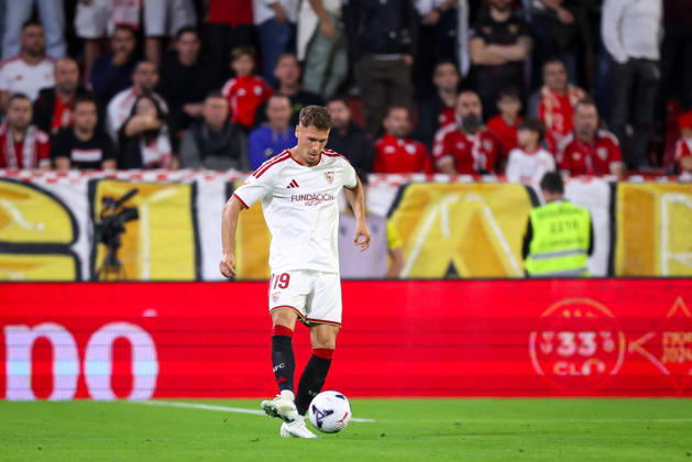 Sevilla FC v Club Atletico Osasuna- LaLiga EA Sports SEVILLA, SPAIN - OCTOBER 26: Lucas Stassin of Sevilla FC in action during the LaLiga EA Sports 2026 27 match between Sevilla FC and Club Atletico Osasuna at Ramon Sanchez Pizjuan Stadium on October 26, 2026 in Sevilla, Spain. (Photo by Rafael Roman Photo Players Images Magara Press) Sevilla Ramon Sanchez Pizjuan Stadium Spain Copyright: xRafaelxRomanx