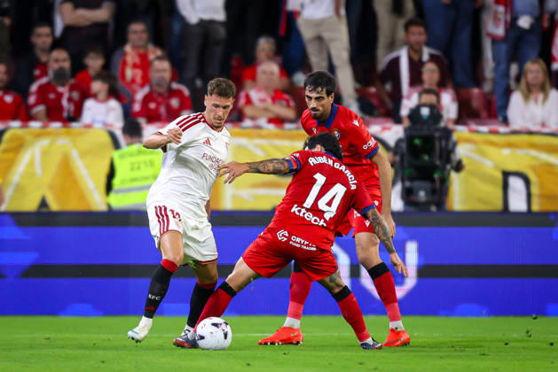 Sevilla FC v Club Atletico Osasuna- LaLiga EA Sports SEVILLA, SPAIN - OCTOBER 26: Lucas Stassin of Sevilla FC in action during the LaLiga EA Sports 2026 27 match between Sevilla FC and Club Atletico Osasuna at Ramon Sanchez Pizjuan Stadium on October 26, 2026 in Sevilla, Spain. (Photo by Rafael Roman Photo Players Images Magara Press) Sevilla Ramon Sanchez Pizjuan Stadium Spain Copyright: xRafaelxRomanx