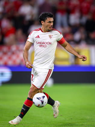 Sevilla FC v Club Atletico Osasuna- LaLiga EA Sports SEVILLA, SPAIN - OCTOBER 26: Alfon Gonzalez of Sevilla FC in action during the LaLiga EA Sports 2026 27 match between Sevilla FC and Club Atletico Osasuna at Ramon Sanchez Pizjuan Stadium on October 26, 2026 in Sevilla, Spain. (Photo by Rafael Roman Photo Players Images Magara Press) Sevilla Ramon Sanchez Pizjuan Stadium Spain Copyright: xRafaelxRomanx