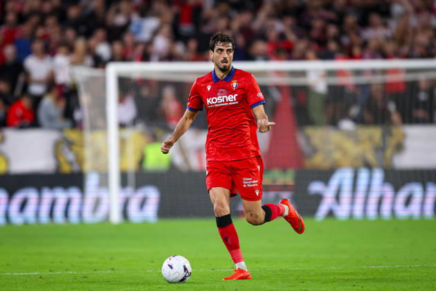 Sevilla FC v Club Atletico Osasuna- LaLiga EA Sports SEVILLA, SPAIN - OCTOBER 26: Alejandro Catena of CA Osasuna runs with the ball during the LaLiga EA Sports 2026 27 match between Sevilla FC and Club Atletico Osasuna at Ramon Sanchez Pizjuan Stadium on October 26, 2026 in Sevilla, Spain. (Photo by Rafael Roman Photo Players Images Magara Press) Sevilla Ramon Sanchez Pizjuan Stadium Spain Copyright: xRafaelxRomanx