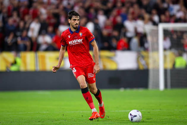Sevilla FC v Club Atletico Osasuna- LaLiga EA Sports SEVILLA, SPAIN - OCTOBER 26: Alejandro Catena of CA Osasuna runs with the ball during the LaLiga EA Sports 2026 27 match between Sevilla FC and Club Atletico Osasuna at Ramon Sanchez Pizjuan Stadium on October 26, 2026 in Sevilla, Spain. (Photo by Rafael Roman Photo Players Images Magara Press) Sevilla Ramon Sanchez Pizjuan Stadium Spain Copyright: xRafaelxRomanx