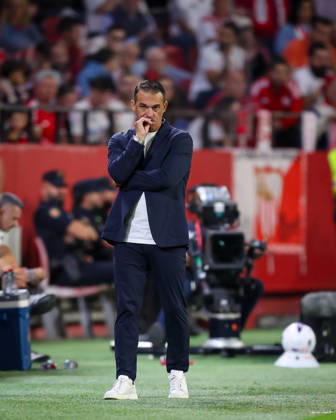 Sevilla FC v Club Atletico Osasuna- LaLiga EA Sports SEVILLA, SPAIN - OCTOBER 26: Luis Garcia Plaza head coach of Sevilla FC gesture during the LaLiga EA Sports 2026 27 match between Sevilla FC and Club Atletico Osasuna at Ramon Sanchez Pizjuan Stadium on October 26, 2026 in Sevilla, Spain. (Photo by Rafael Roman Photo Players Images Magara Press) Sevilla Ramon Sanchez Pizjuan Stadium Spain Copyright: xRafaelxRomanx
