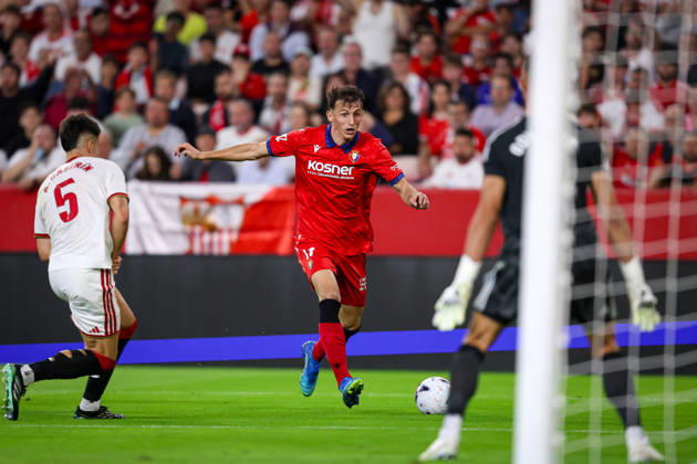 Sevilla FC v Club Atletico Osasuna- LaLiga EA Sports SEVILLA, SPAIN - OCTOBER 26: Ante Budimir of CA Osasuna in action during the LaLiga EA Sports 2026 27 match between Sevilla FC and Club Atletico Osasuna at Ramon Sanchez Pizjuan Stadium on October 26, 2026 in Sevilla, Spain. (Photo by Rafael Roman Photo Players Images Magara Press) Sevilla Ramon Sanchez Pizjuan Stadium Spain Copyright: xRafaelxRomanx