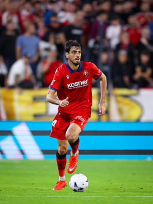 Sevilla FC v Club Atletico Osasuna- LaLiga EA Sports SEVILLA, SPAIN - OCTOBER 26: Alejandro Catena of CA Osasuna runs with the ball during the LaLiga EA Sports 2026 27 match between Sevilla FC and Club Atletico Osasuna at Ramon Sanchez Pizjuan Stadium on October 26, 2026 in Sevilla, Spain. (Photo by Rafael Roman Photo Players Images Magara Press) Sevilla Ramon Sanchez Pizjuan Stadium Spain Copyright: xRafaelxRomanx