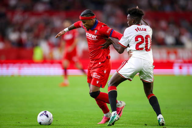 Sevilla FC v Club Atletico Osasuna- LaLiga EA Sports SEVILLA, SPAIN - OCTOBER 26: Valentin Rosier of CA Osasuna and Felix Correia of Sevilla FC competing for the ball during the LaLiga EA Sports 2026 27 match between Sevilla FC and Club Atletico Osasuna at Ramon Sanchez Pizjuan Stadium on October 26, 2026 in Sevilla, Spain. (Photo by Rafael Roman Photo Players Images Magara Press) Sevilla Ramon Sanchez Pizjuan Stadium Spain Copyright: xRafaelxRomanx