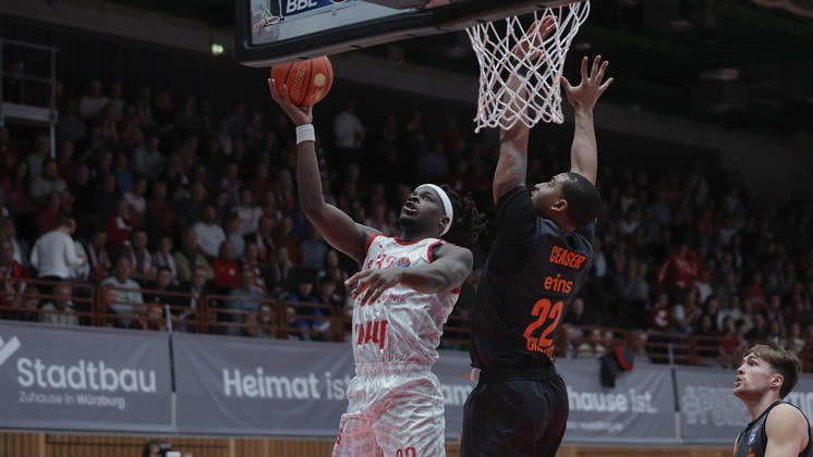 Pictured from left: Charles Thompson of the Würzburg Baskets, No. 32, making a layup against Nighael Ceaser of the NINERS Chemnitz, No. 22 (26 10 2026),Fitness First Würzburg Baskets vs. NINERS Chemnitz, easyCredit BBL, Matchday 6, Germany, 97072, tectake Arena Würzburg, Copyright: HMBxMedia xJulienxBecker