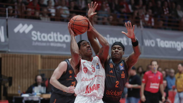 Pictured from left: Kenny Dye of the Würzburg Baskets (No. 5, with the ball) against Stefan Smith of the NINERS Chemnitz (No. 2), October 26, 2026,Fitness First Würzburg Baskets vs. NINERS Chemnitz, easyCredit BBL, Matchday 6, Germany, 97072, tectake Arena Würzburg, Copyright: HMBxMedia xJulienxBecker