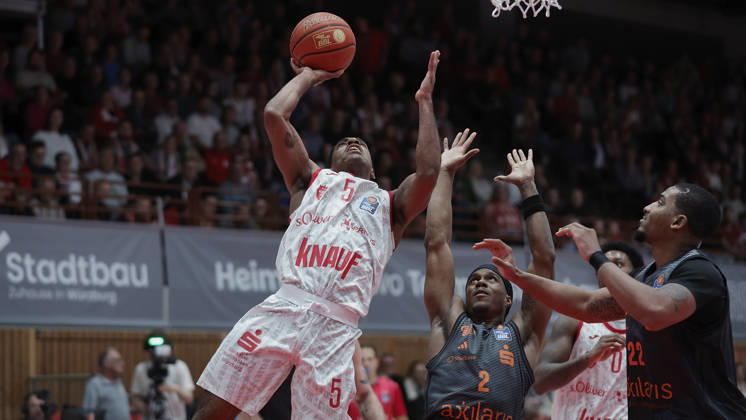 Pictured from left: Kenny Dye of the Würzburg Baskets, No. 5, making a layup against Stefan Smith of the NINERS Chemnitz, No. 2, and Nighael Ceaser of the NINERS Chemnitz, No. 22 (26 10 2026),Fitness First Würzburg Baskets vs. NINERS Chemnitz, easyCredit BBL, Matchday 6, Germany, 97072, tectake Arena Würzburg, Copyright: HMBxMedia xJulienxBecker