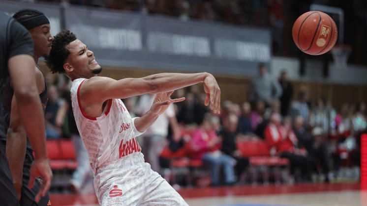 Pictured from left: Stefan Smith of the NINERS Chemnitz, No. 2, and Brandon Tischler of the Würzburg Baskets, No. 8 (26 10 2026),Fitness First Würzburg Baskets vs. NINERS Chemnitz, easyCredit BBL, Matchday 6, Germany, 97072, tectake Arena Würzburg, Copyright: HMBxMedia xJulienxBecker