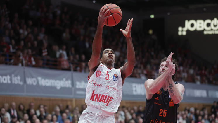 Pictured from left: Kenny Dye of the Würzburg Baskets, No. 5, making a layup against Ben Burnham of the NINERS Chemnitz, 25 26 10 2026,Fitness First Würzburg Baskets vs. NINERS Chemnitz, easyCredit BBL, Matchday 6, Germany, 97072, tectake Arena Würzburg, Copyright: HMBxMedia xJulienxBecker