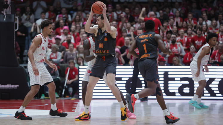 Pictured from left: Brandon Tischler (Wuerzburg Baskets), 8; Jannis von Seckendorff (NINERS Chemnitz), 90, with the ball; and Phlandrous Fleming Jr. (NINERS Chemnitz), 1 26 10 2026,Fitness First Würzburg Baskets vs. NINERS Chemnitz, easyCredit BBL, Matchday 6, Germany, 97072, tectake Arena Würzburg, Copyright: HMBxMedia xJulienxBecker