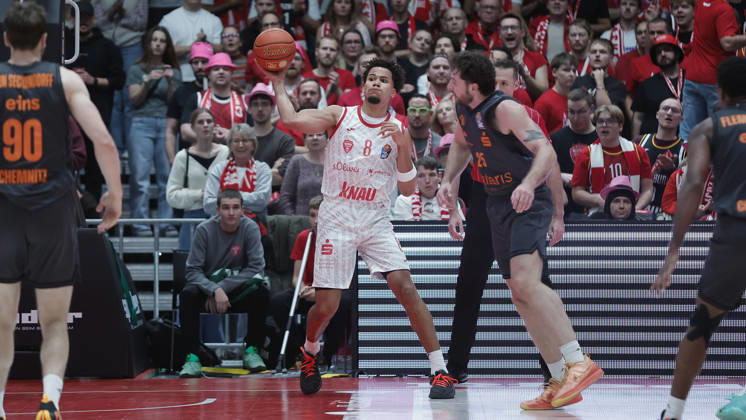 In the photo, from left: Brandon Tischler of the Würzburg Baskets, No. 8, passing the ball to the other end of the court, and next to him, Ben Burnham of the NINERS Chemnitz, No. 25 (26 10 2026),Fitness First Würzburg Baskets vs. NINERS Chemnitz, easyCredit BBL, Matchday 6, Germany, 97072, tectake Arena Würzburg, Copyright: HMBxMedia xJulienxBecker